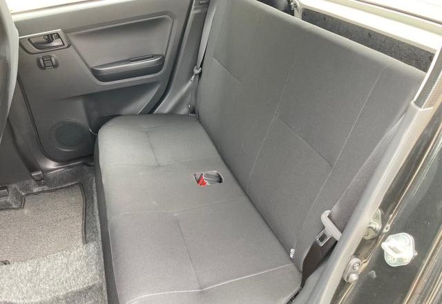 使いやすさと車内の居住性、快適性を高めた、リアシート‼簡単な操作でリクライニングできますので、大きな荷物を積む時など大変便利です!(^^)!