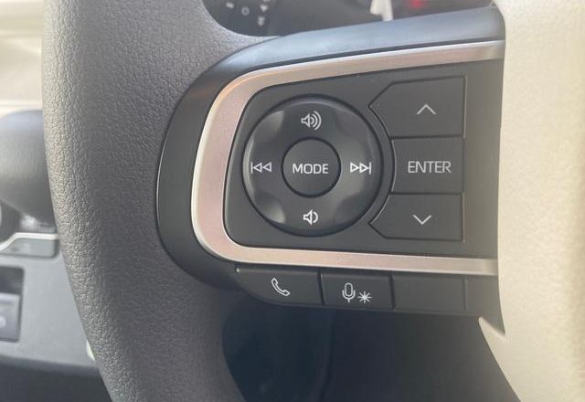 ステアリングスイッチで運転中でも操作楽々！！とても便利です(*^-^*)