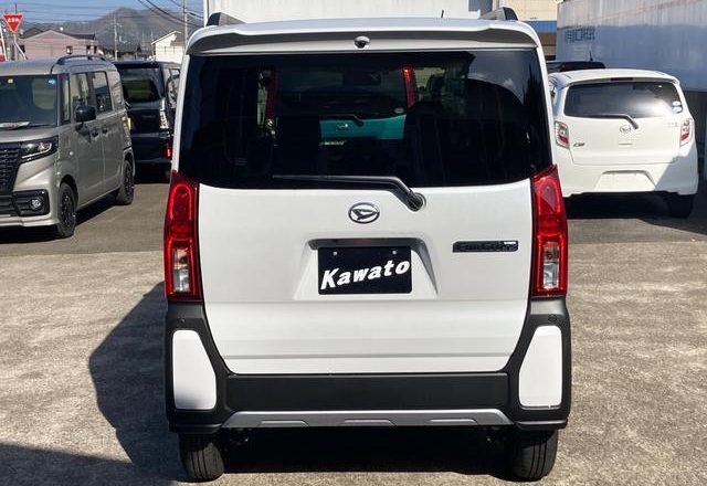 バックカメラにより、後方確認をモニターですることが可能です。駐車場にバックで停める時や、後方に下がる時に重宝します。一度付けると、もう手放せません。