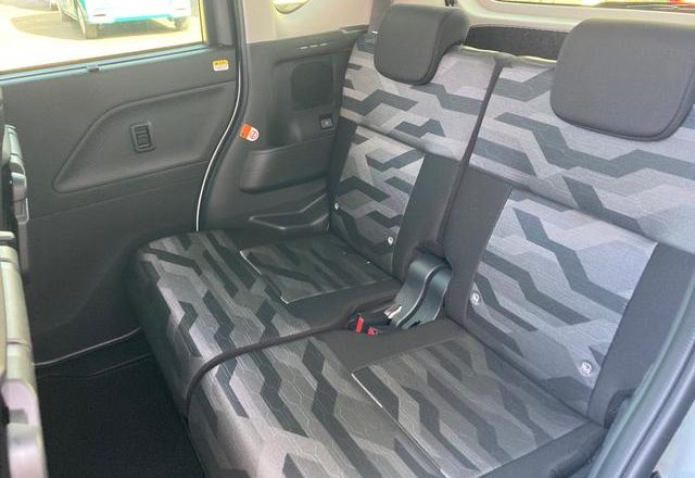 使いやすさと車内の居住性・快適性を高めたリアシート。簡単な操作でリクライニング出来ますので、大きな荷物を積む時なども、大変便利です。