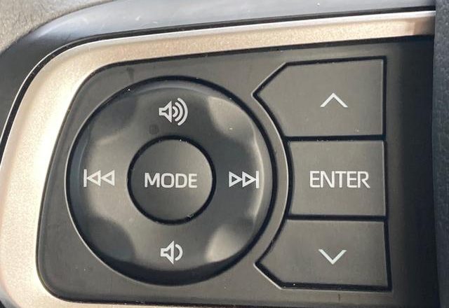 ステアリングスイッチで運転中でも操作楽々！！