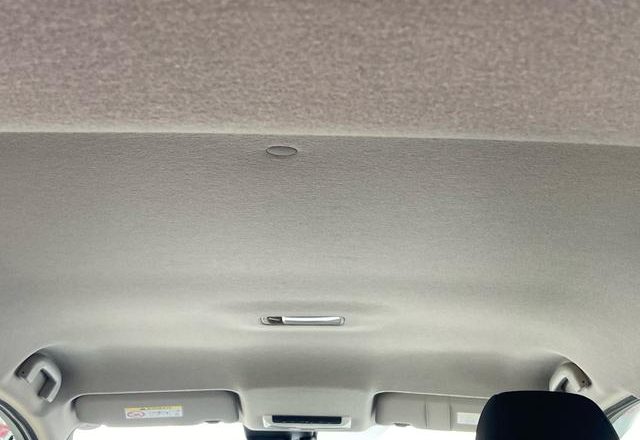 意外と皆さん気にされていない天井の状態。中古車選びは大変なんです‼タバコの臭いなどは、楽しいドライブを台無しにします。ご安心ください！この車の天井は綺麗です‼